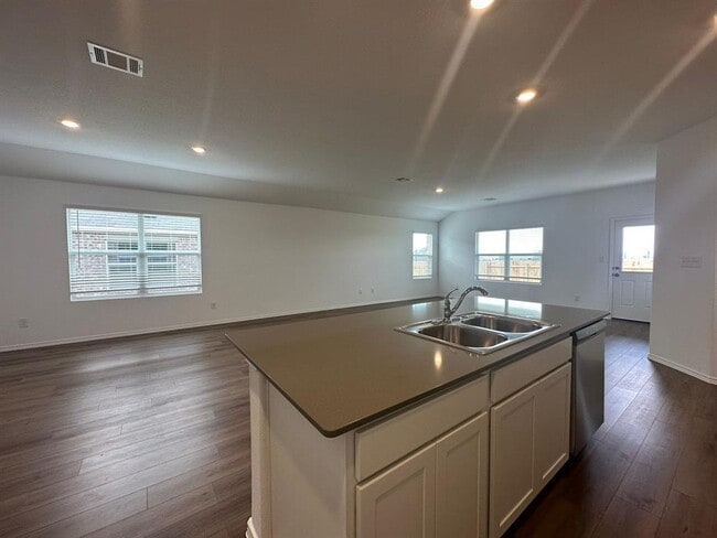 Building Photo - 121 Seminole Dr