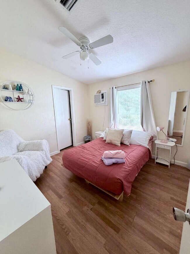 Building Photo - "Charming 4-Bed Oasis with 2 Baths in Prime West Palm Beach Location – 1560 Sq Ft of Comfort!"