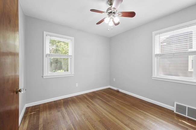 Building Photo - 2226 E Farnum Ave
