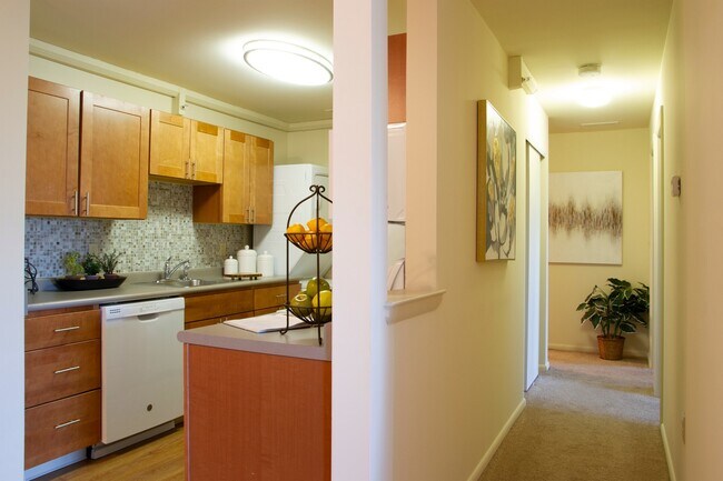 Building Photo - Fully Furnished Two Bedroom Contemporary Style Apartment on the First Floor