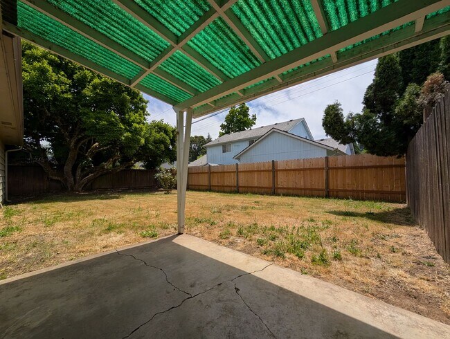 Building Photo - Nice 2 bed/1 bath duplex off River Road