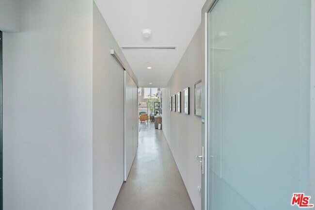 Building Photo - 611 N Bronson Ave