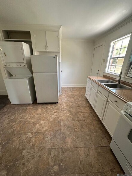 Building Photo - 110 Pine St