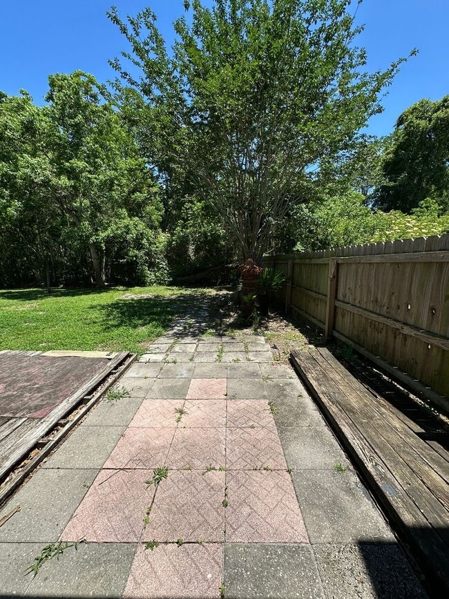 Building Photo - 2 bed 2 bath townhome, perfect location!