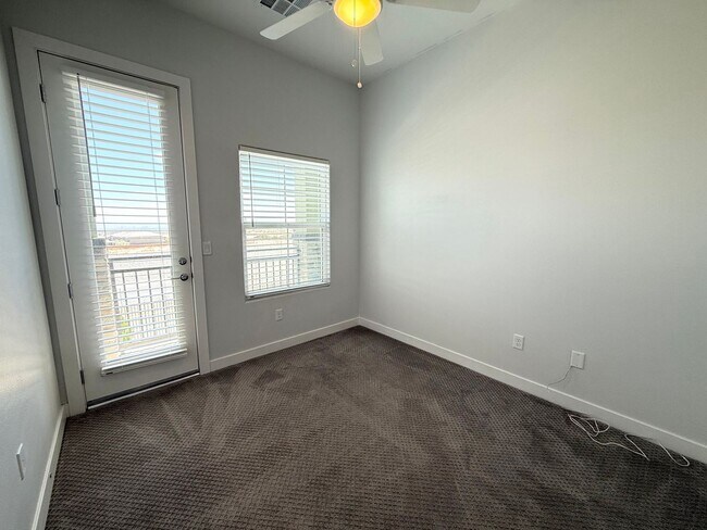 Building Photo - 3/BD 2.5/BA Sleek Townhome with High Ceili...