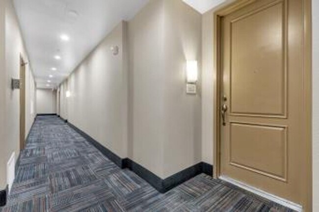 Building Photo - Two bedroom Park Avenue Condo/Freshly pain...