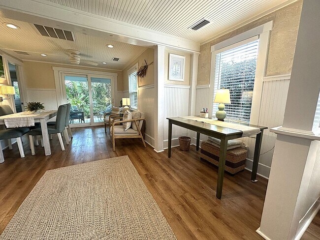 Building Photo - GULFPORT FURN. COTTAGE 2/2 EIGHT MONTH RENTAL MAY 1, 2026-JAN. 3, 2027