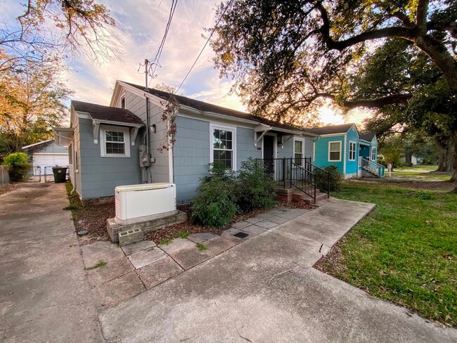 Building Photo - Cute 3-Bedroom Home with Sunroom and Fence...