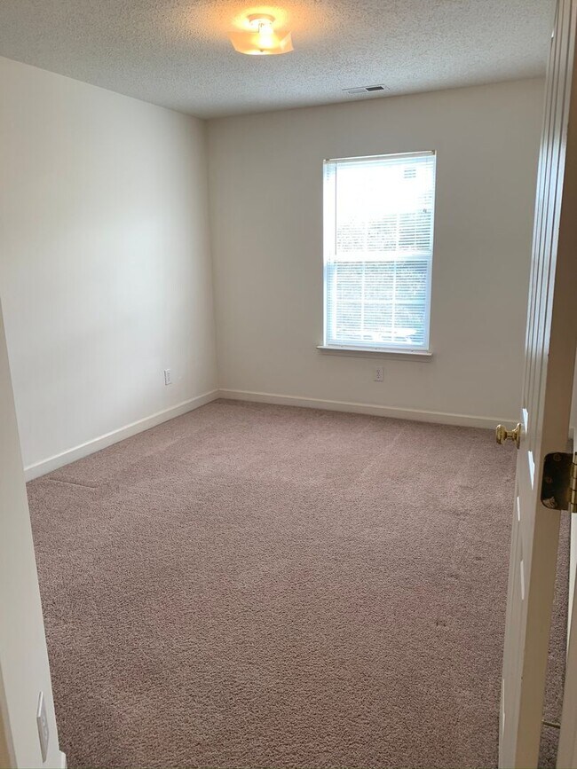Building Photo - 173 Clusters Cir