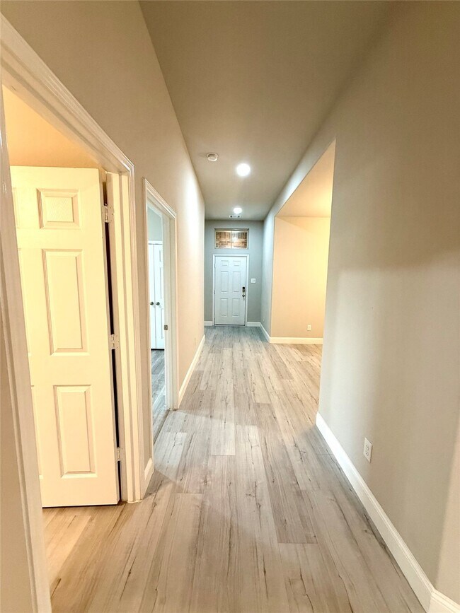 Building Photo - 141 Eliana Shores Dr