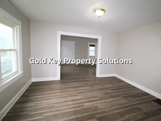 Building Photo - Updated 2 BR 1 BA House with Central Air and Garage (SECTION 8 APPROVED)