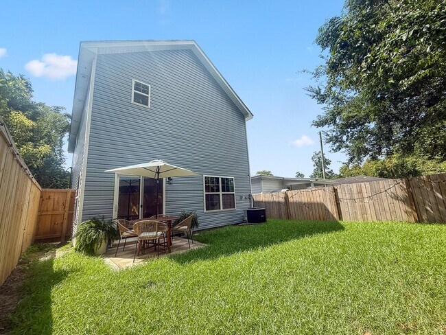 Building Photo - 2042 Delaware Ave