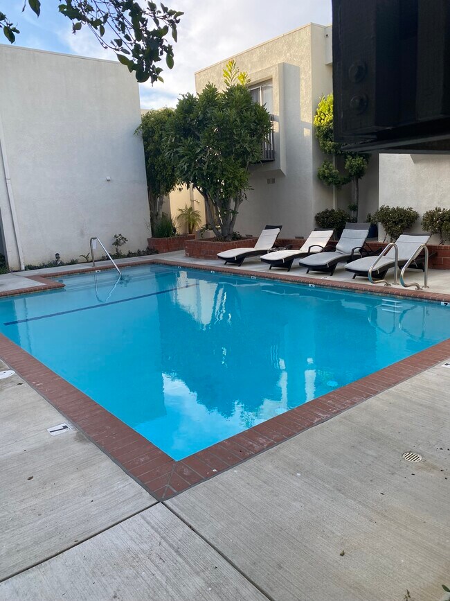 Pool / Jacuzzi Area - 5300 Fairview Blvd
