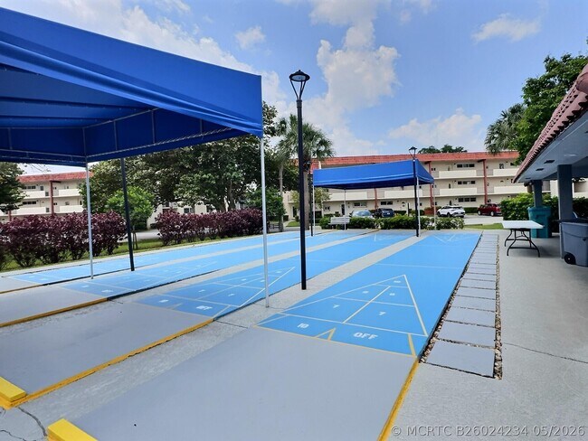 Building Photo - 400 S Hollybrook Dr