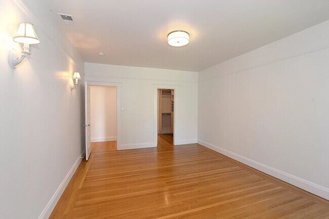 Building Photo - TOP FLOOR 3 BEDROOM FLAT
