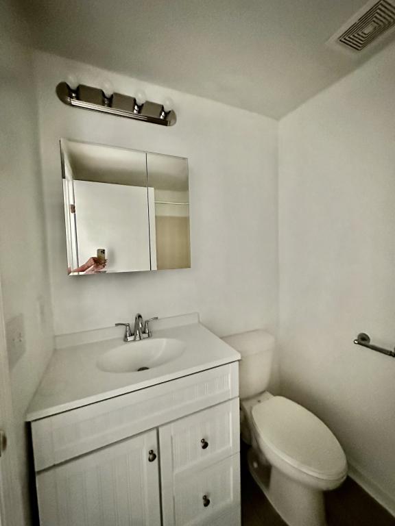 Building Photo - 1645 Arlyn Cir
