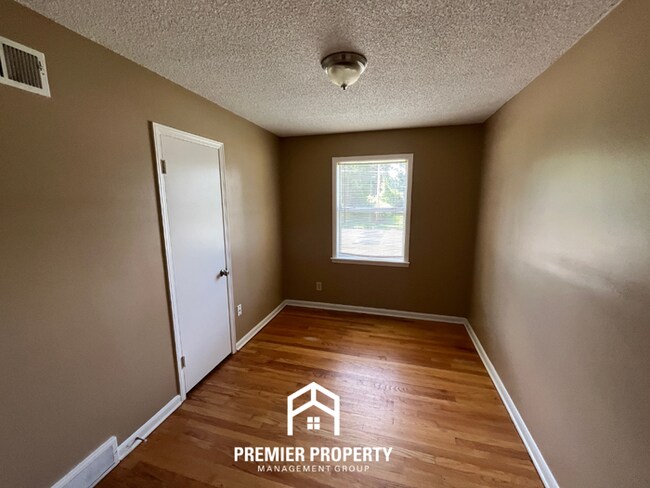 Building Photo - 3BR/1.5BA Memphis Rental with Tile Flooring, Brick Fireplace & Fenced Yard