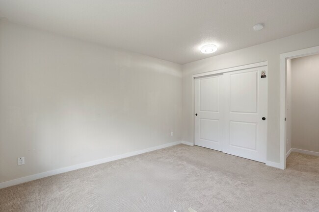 Building Photo - 28616 Greenway Dr
