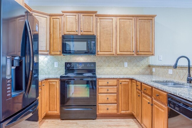 Building Photo - 3 Bedroom, 3 Bathroom Winston Salem Townhome