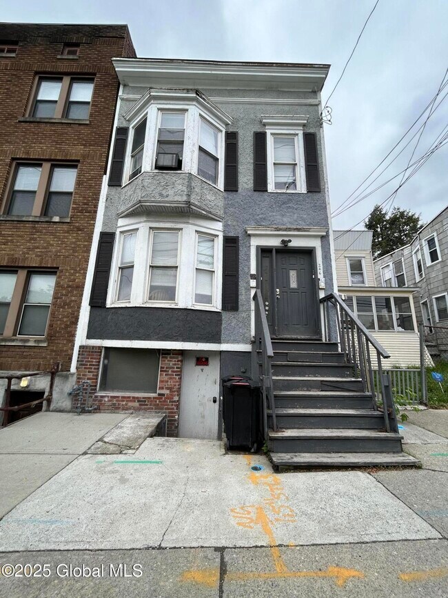 Primary Photo - 246 Morton Ave