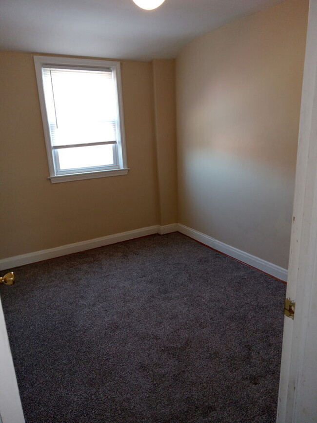 Building Photo - 3 bedroom 2 bathroom