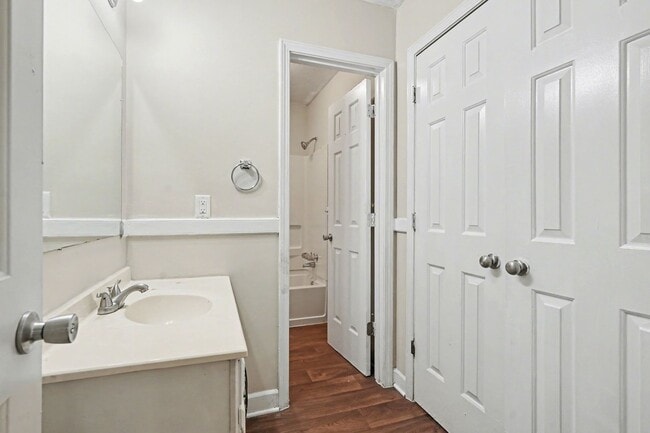 Building Photo - Large 3 Bedroom 2 Bath Home