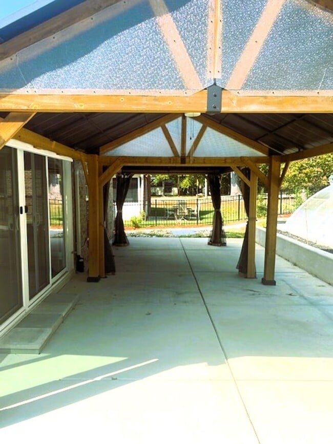 Building Photo - 4 Bedroom! Private Pool!