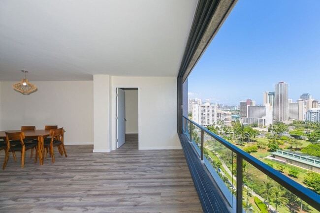Building Photo - Canterbury Place - Fully renovated with hi...