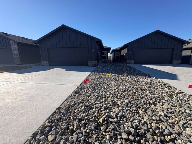 Building Photo - 4827 N Vassar Ave