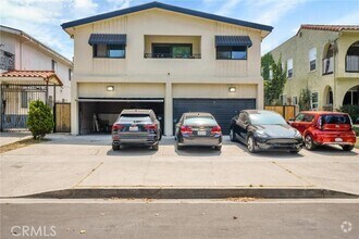 Building Photo - 612 N Sycamore Ave