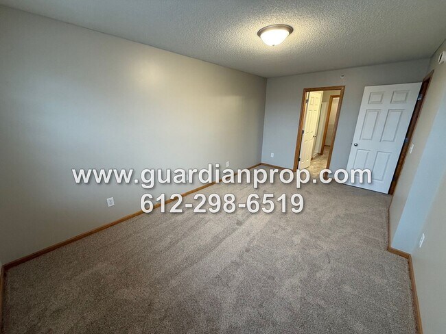 Building Photo - Townhouse in The Lakes of Blaine Available Now, New Appliances & Carpet, Bonus Room, Balcony
