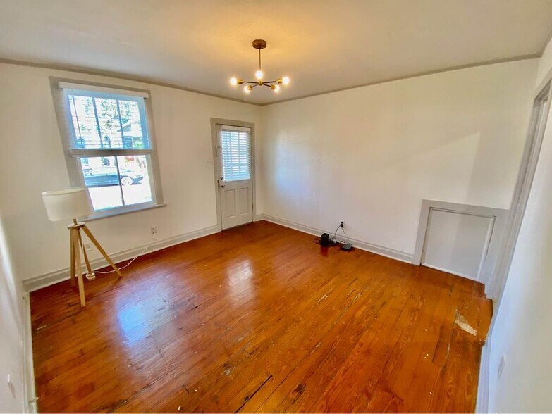Building Photo - 1521 N Dupre St
