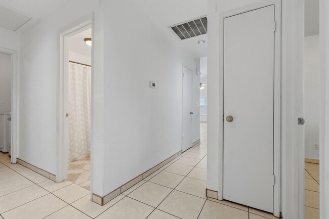 Building Photo - 3006 Mission Dr
