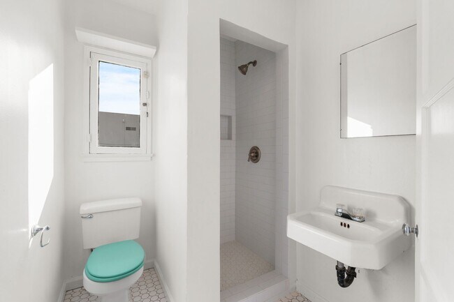 Building Photo - This spacious studio apartment located in the popular Los Feliz neighborhood of Los Angeles is no...