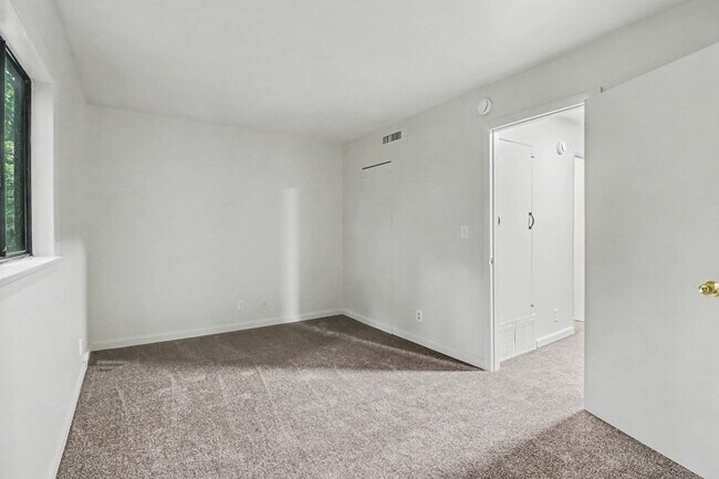 Building Photo - 518 St Marys Dr