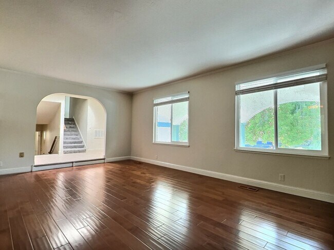 Building Photo - 3BD/2BA Tri-Level Updated Home & Walkable ...