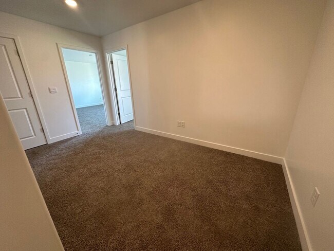 Building Photo - BRAND NEW Long Valley Home