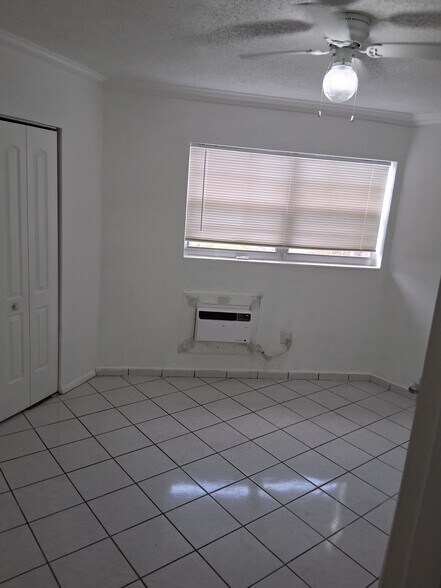 Building Photo - 1605 NE Miami Gardens Dr