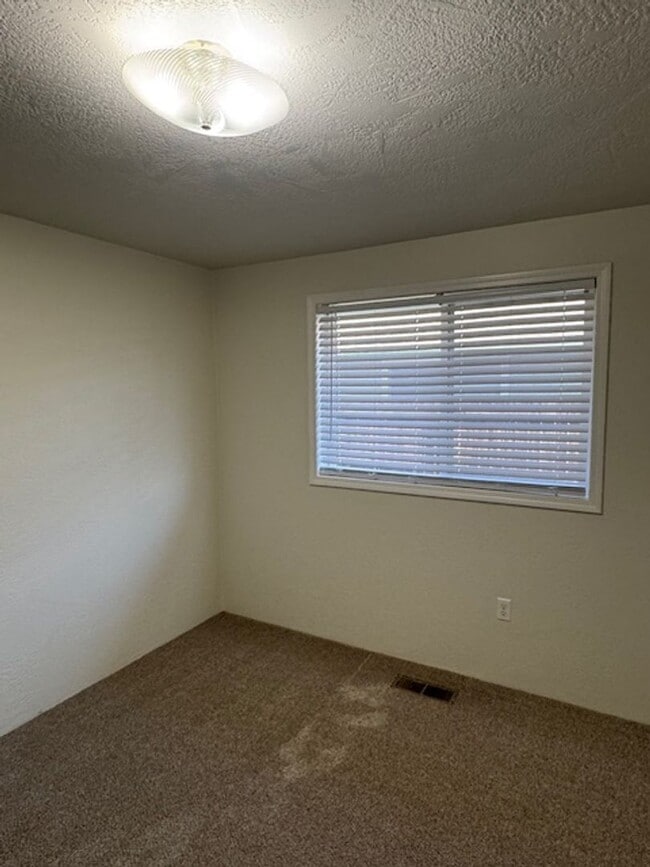 Building Photo - 3 Bedroom/ 2 Bathroom Single Level Home