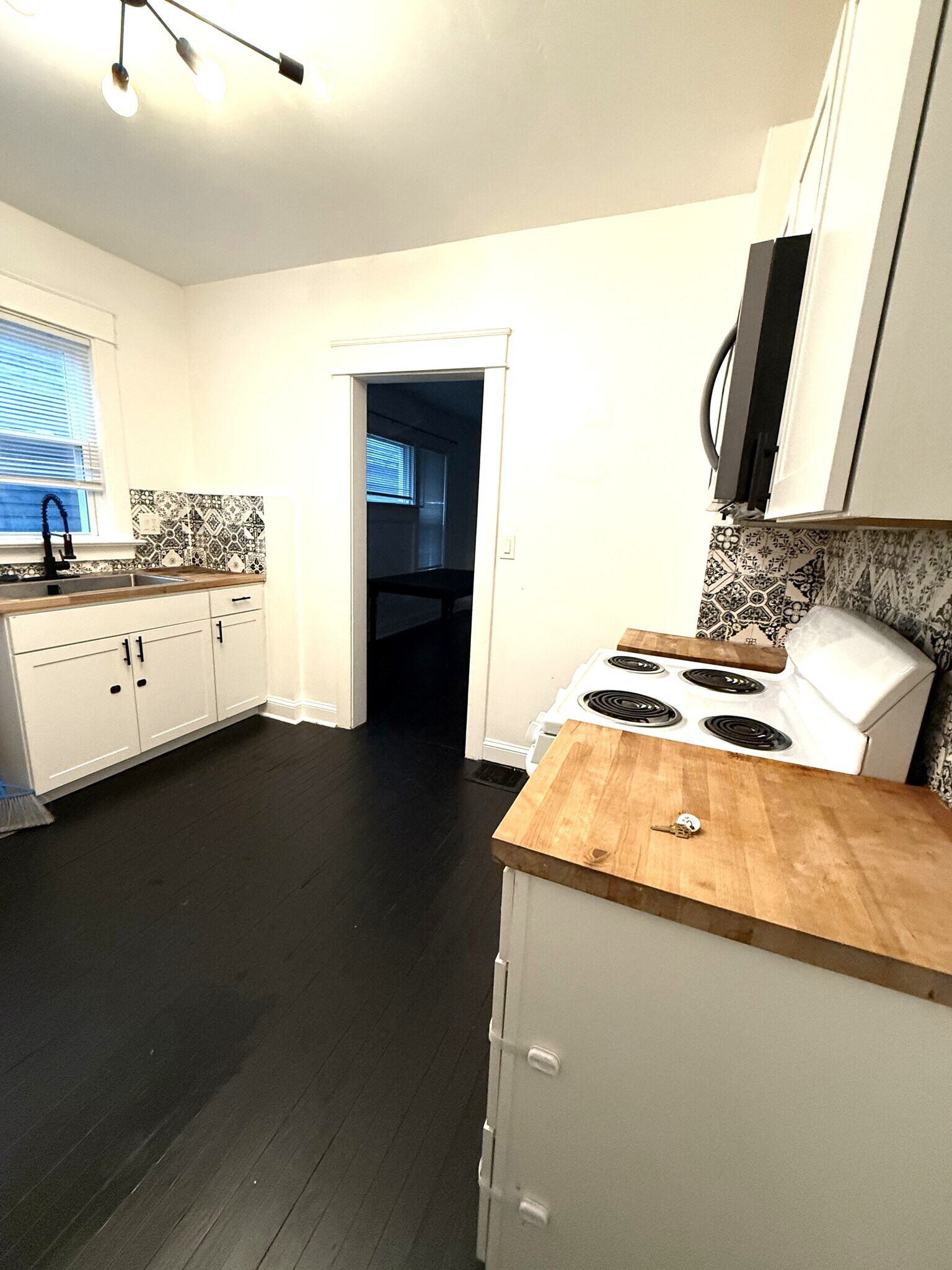 Building Photo - 731 E 28th St