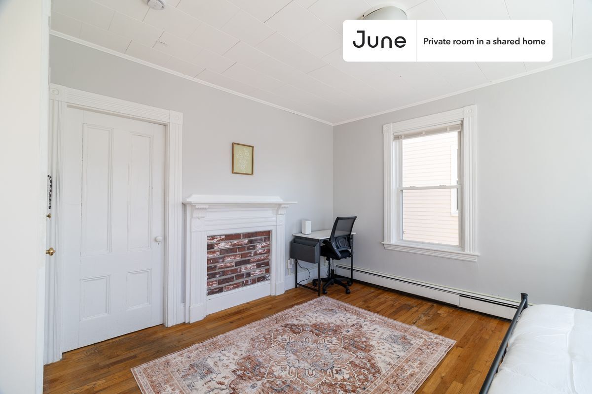 Building Photo - Private bedroom in 3 bed/1 bath Home