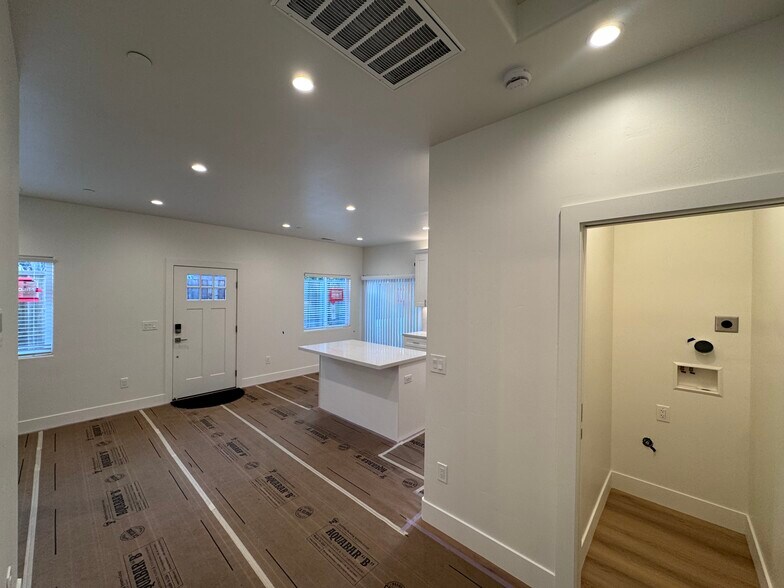 Building Photo - 1577 Cottonwood Dr