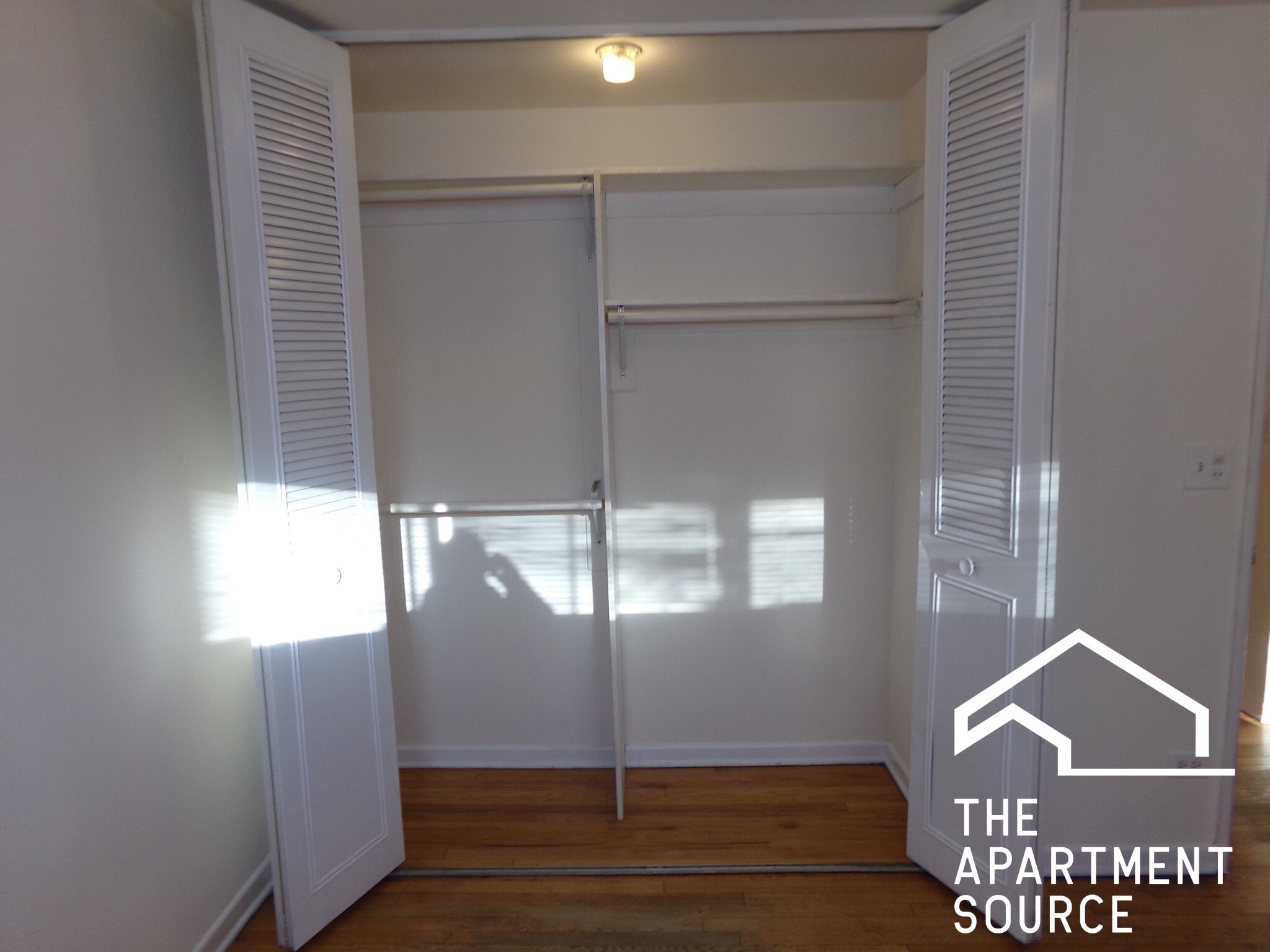 Building Photo - 6006 N Kenmore Ave