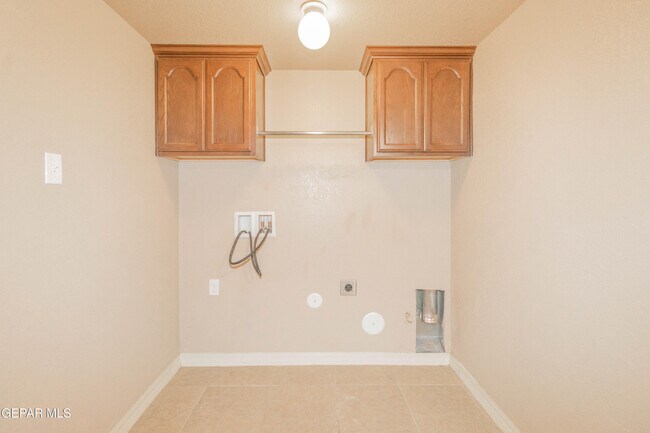 Building Photo - 14529 Jesus Almeida