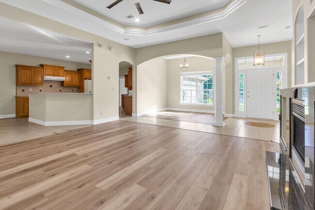 Building Photo - 1630 Oakmont Cir