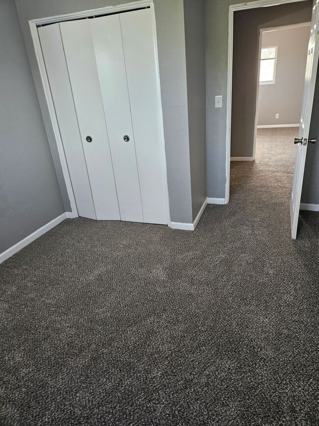 Building Photo - Treat yourself to a new home!