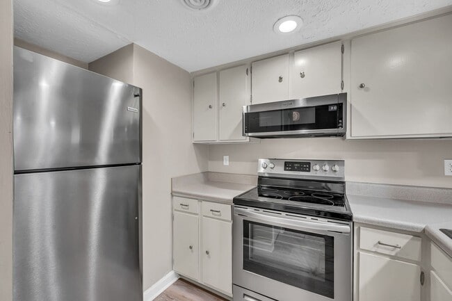 Building Photo - Great corner studio location in Belle Forest.