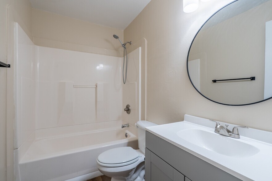 Upstairs Bathroom - 1023 NE 2nd St