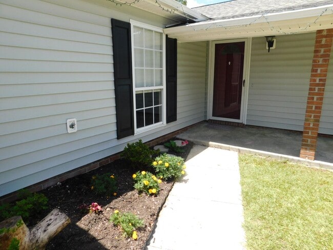 Building Photo - Home located in the heart of Havelock!