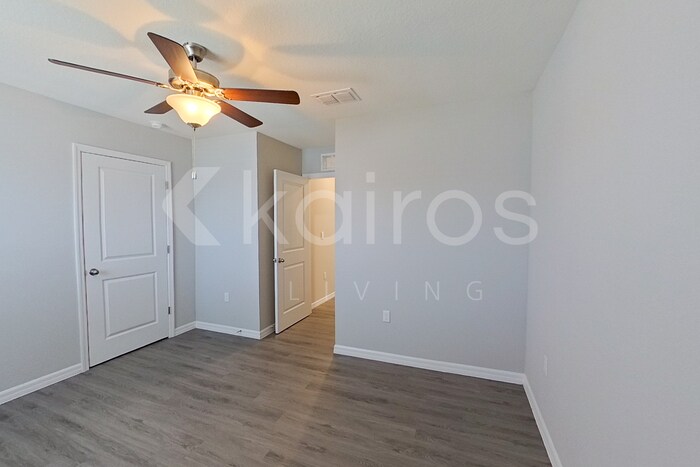 Building Photo - 8704 SW 44th Ct